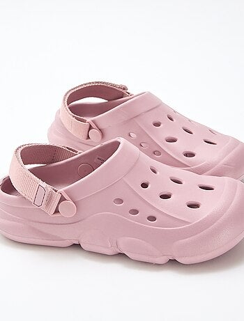 Paio di ciabatte da spiaggia chiuse