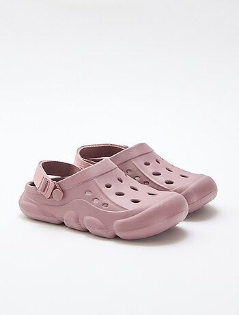 Paio di ciabatte da spiaggia chiuse