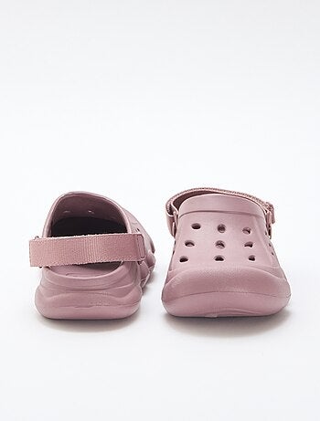 Paio di ciabatte da spiaggia chiuse