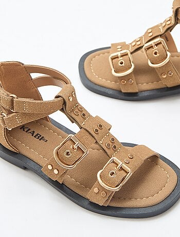 Paio di sandali bassi con listini borchiati