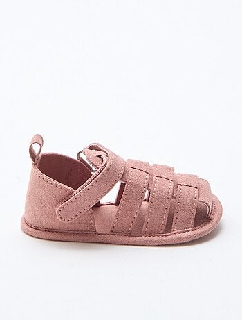 Paio di sandali con velcro