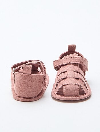 Paio di sandali con velcro
