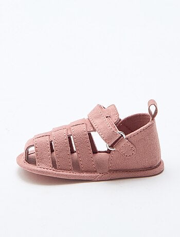 Paio di sandali con velcro
