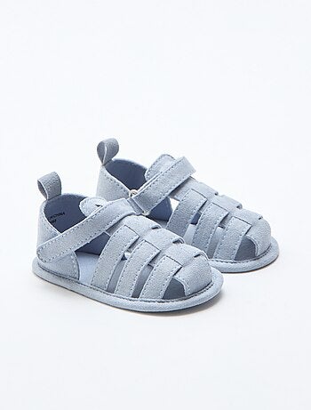 Paio di sandali con velcro