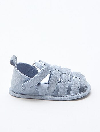 Paio di sandali con velcro