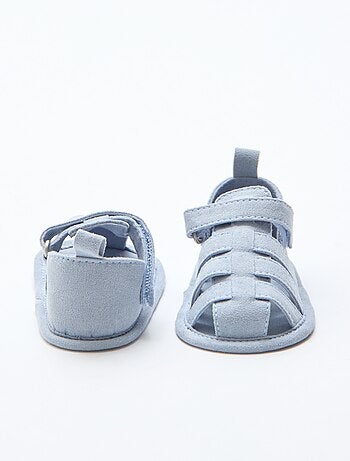 Paio di sandali con velcro