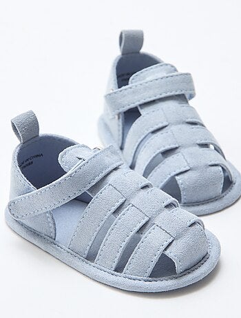 Paio di sandali con velcro