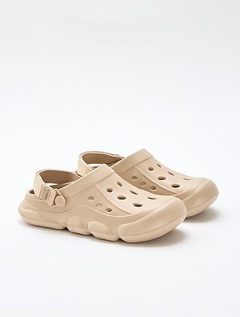 Paio di zoccoli da spiaggia chiusi