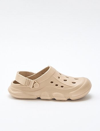 Paio di zoccoli da spiaggia chiusi