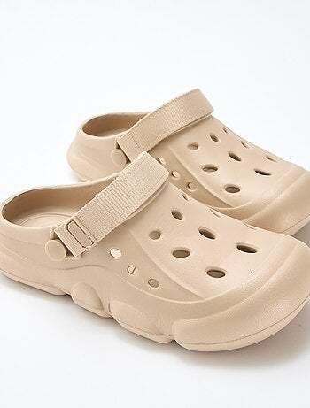 Paio di zoccoli da spiaggia chiusi