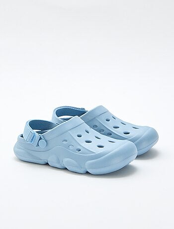 Paio di zoccoli da spiaggia chiusi