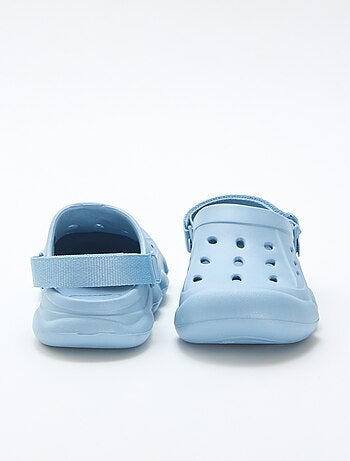 Paio di zoccoli da spiaggia chiusi