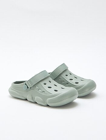 Paio di zoccoli da spiaggia chiusi