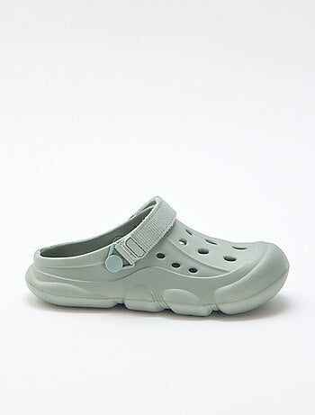 Paio di zoccoli da spiaggia chiusi