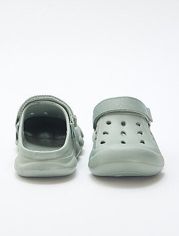 Paio di zoccoli da spiaggia chiusi