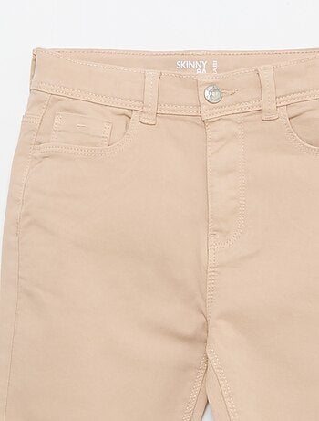 Pantacourt in denim con finiture a taglio vivo