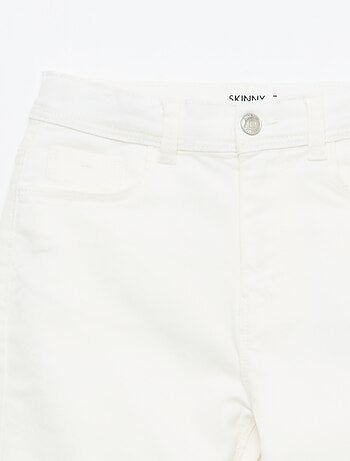 Pantacourt in denim con finiture a taglio vivo