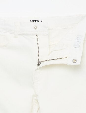 Pantacourt in denim con finiture a taglio vivo