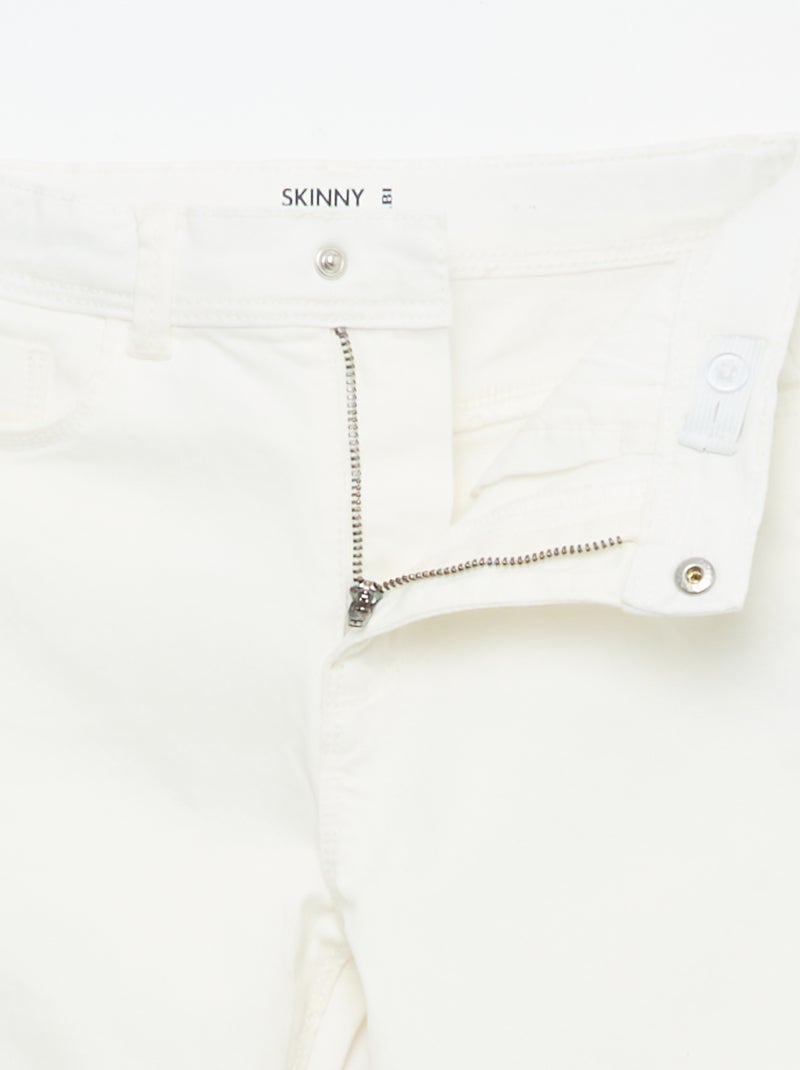 Pantacourt in denim con finiture a taglio vivo Bianco - Kiabi