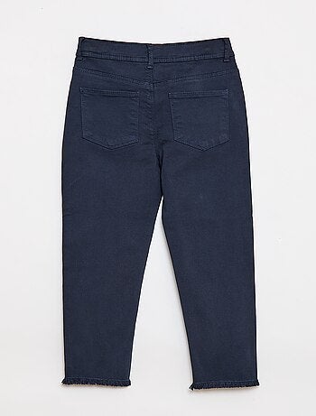 Pantacourt in denim con finiture a taglio vivo