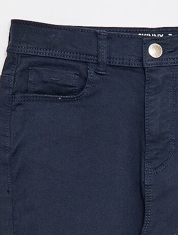 Pantacourt in denim con finiture a taglio vivo