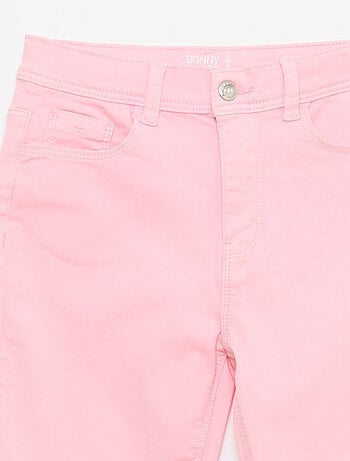 Pantacourt in denim con finiture a taglio vivo