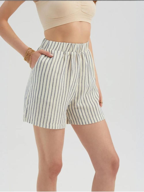 Pantaloncini a righe con vita alta elasticizzata - Kiabi Pantaloncini a righe con vita alta elasticizzata - Kiabi