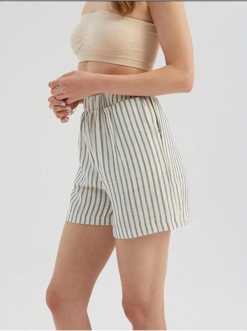 Pantaloncini a righe con vita alta elasticizzata - Kiabi Pantaloncini a righe con vita alta elasticizzata - Kiabi