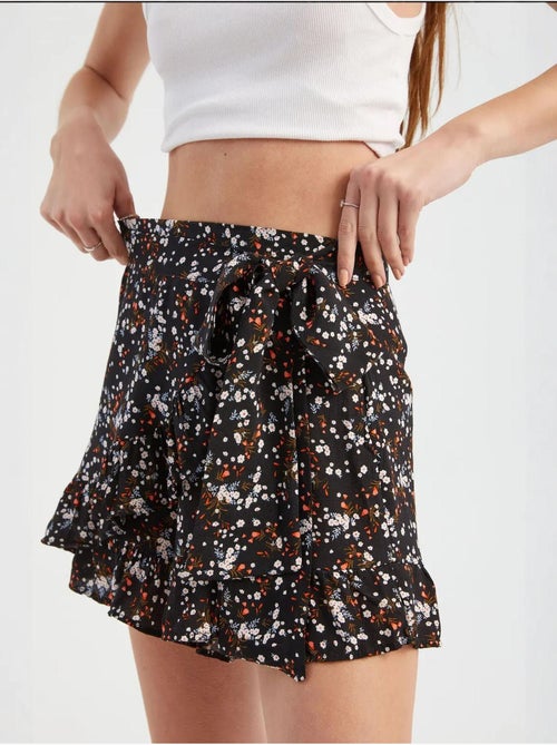 Pantaloncini a vita alta floreali con dettaglio cintura hiccup - Kiabi Pantaloncini a vita alta floreali con dettaglio cintura hiccup - Kiabi