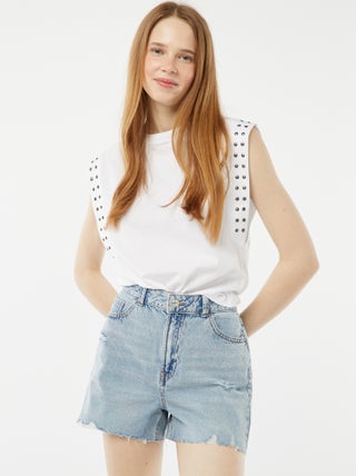 Pantaloncini in jeans con strappi e orli a vivo