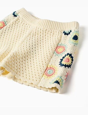 Pantaloncini in maglia di cotone con fiori all'uncinetto