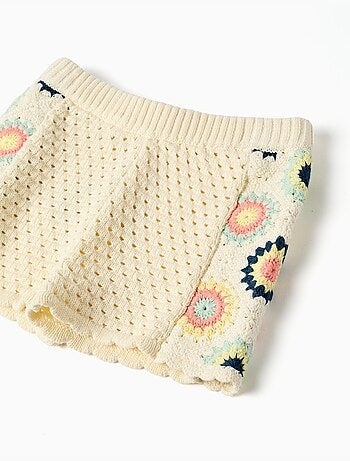 Pantaloncini in maglia di cotone con fiori all'uncinetto