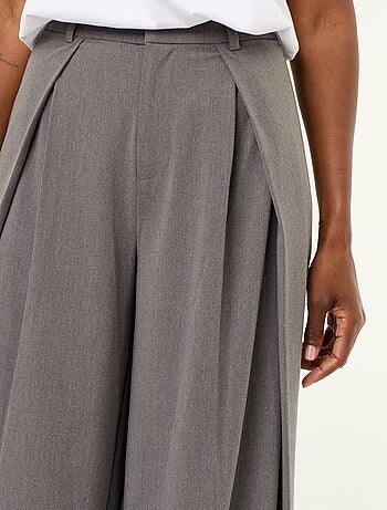 Pantalone ampio a vita alta con pinces