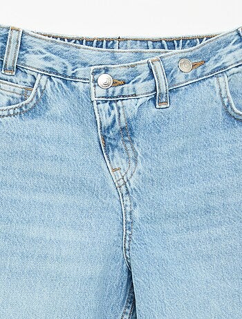 Pantalone in denim con abbottonatura asimmetrica