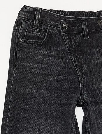 Pantalone in denim con abbottonatura asimmetrica