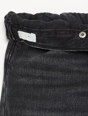 Pantalone in denim con abbottonatura asimmetrica