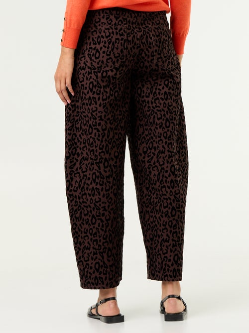 Pantalone modello barrel con stampa floccata - Kiabi Pantalone modello barrel con stampa floccata - Kiabi