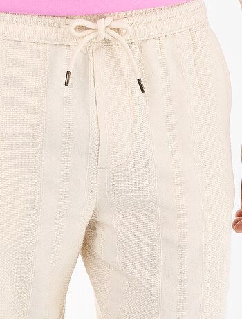 Pantalone tinta unita in tessuto testurizzato