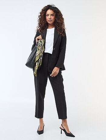 Pantalone tinta unita taglio carota