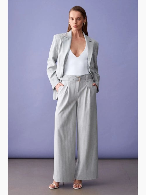 Pantaloni a gamba ampia a righe con pieghe dilvin - Kiabi Pantaloni a gamba ampia a righe con pieghe dilvin - Kiabi