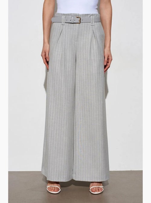 Pantaloni a gamba ampia a righe con pieghe dilvin - Kiabi Pantaloni a gamba ampia a righe con pieghe dilvin - Kiabi