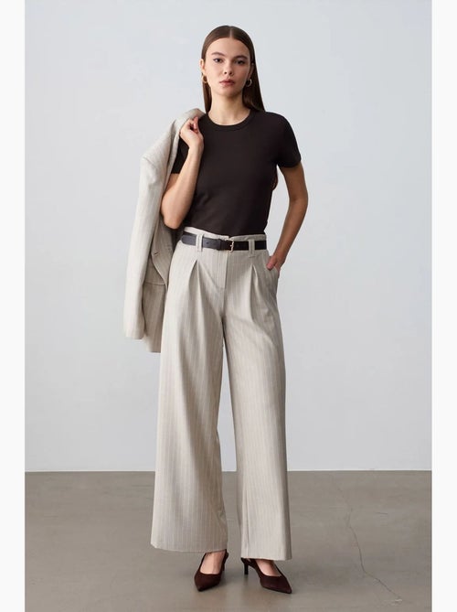 Pantaloni a gamba ampia a righe con pieghe dilvin - Kiabi Pantaloni a gamba ampia a righe con pieghe dilvin - Kiabi