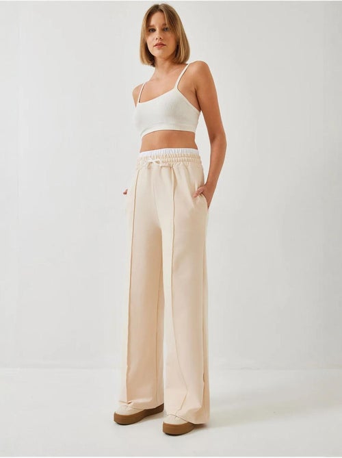 Pantaloni a gamba ampia con dettaglio cintura lucci - Kiabi Pantaloni a gamba ampia con dettaglio cintura lucci - Kiabi