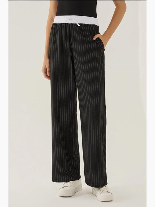 Pantaloni a righe con elastico in vita hiccup - Kiabi Pantaloni a righe con elastico in vita hiccup - Kiabi