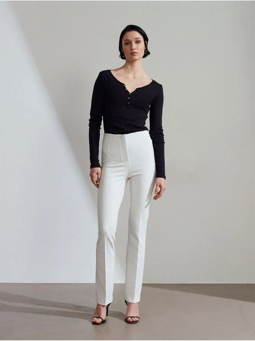 Pantaloni a vita alta a righe con pieghe e gamba svasata - Kiabi Pantaloni a vita alta a righe con pieghe e gamba svasata - Kiabi