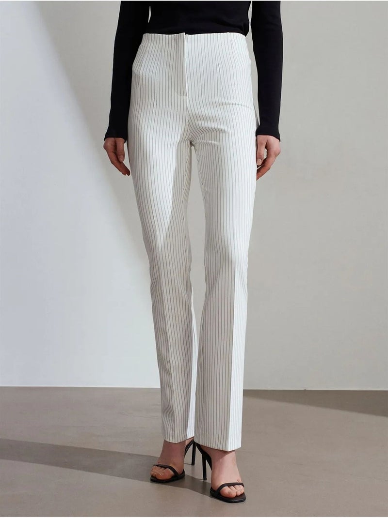 Pantaloni a vita alta a righe con pieghe e gamba svasata Bianco - Kiabi