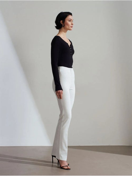 Pantaloni a vita alta a righe con pieghe e gamba svasata - Kiabi Pantaloni a vita alta a righe con pieghe e gamba svasata - Kiabi