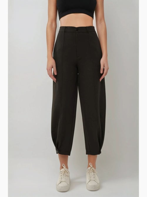 Pantaloni affusolati a vita alta con dettaglio bottone in vita hiccup - Kiabi Pantaloni affusolati a vita alta con dettaglio bottone in vita hiccup - Kiabi