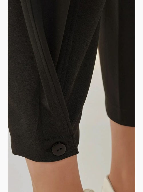 Pantaloni affusolati a vita alta con dettaglio bottone in vita hiccup - Kiabi Pantaloni affusolati a vita alta con dettaglio bottone in vita hiccup - Kiabi
