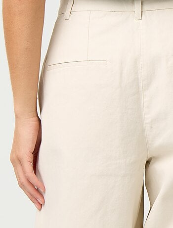 Pantaloni ampi a forma barrel